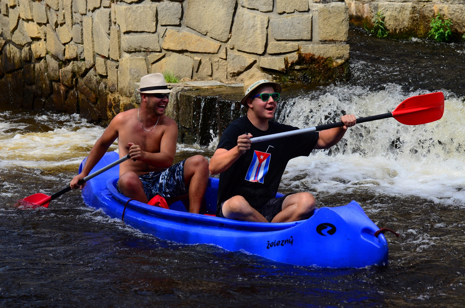 Vltava z Českého Krumlova, vodácká dovolená bez starostí. Kemp a snídaně v ceně.