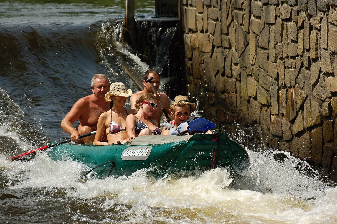 Vltava z Vyššího Brodu, vodácká dovolená bez starostí. Snídaně a kempy v ceně.