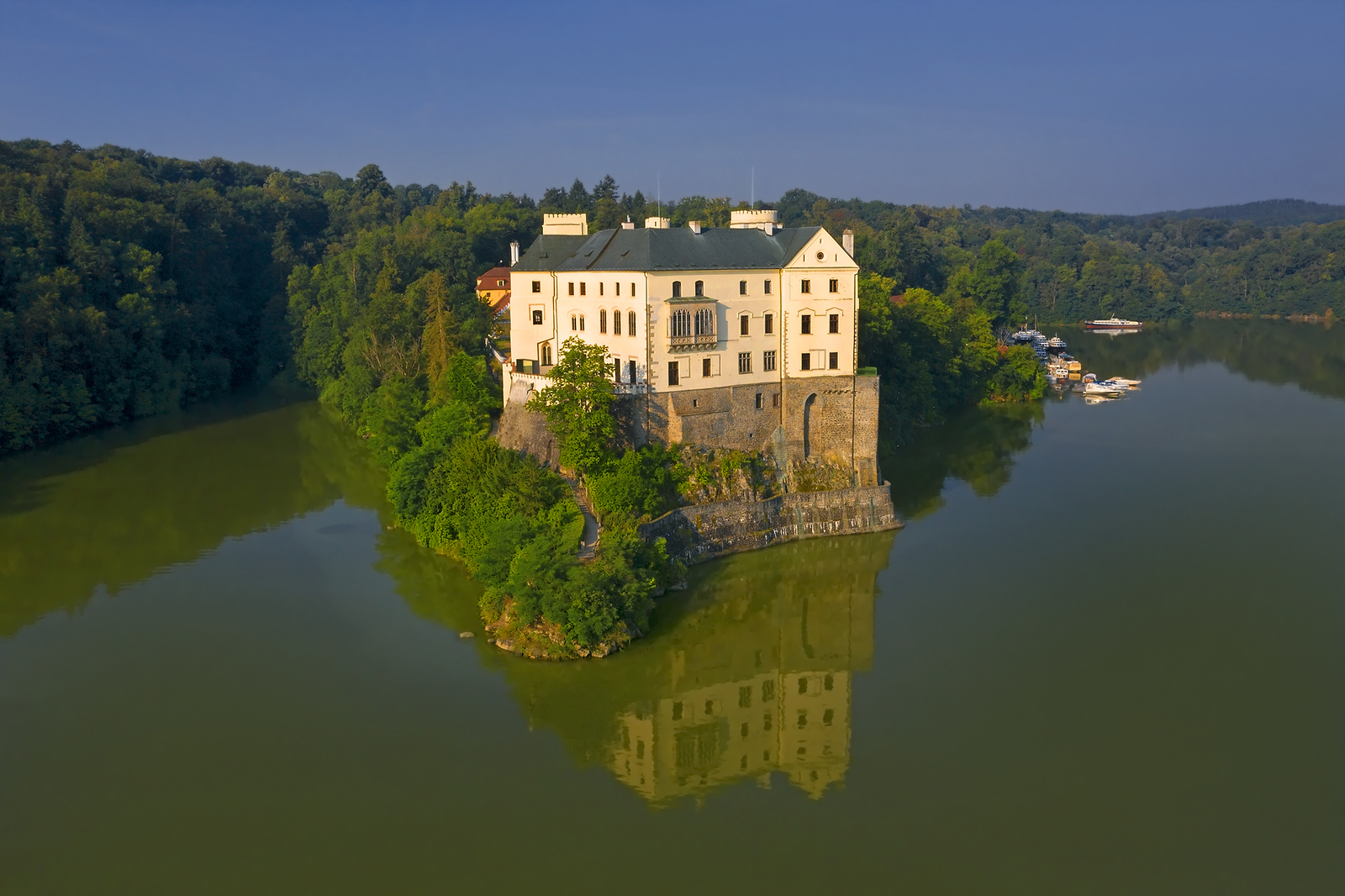 Orlík na seakayaku i pro začínající seakayakáře.