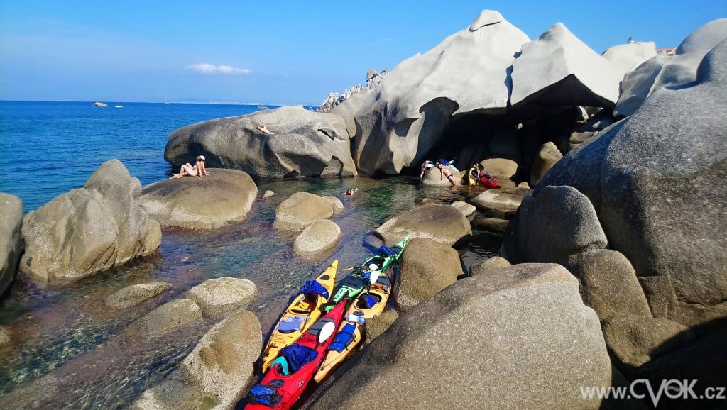 Sardinie na seakayaku. Středozemní moře, Itálie. Doprava s námi nebo Letecky.