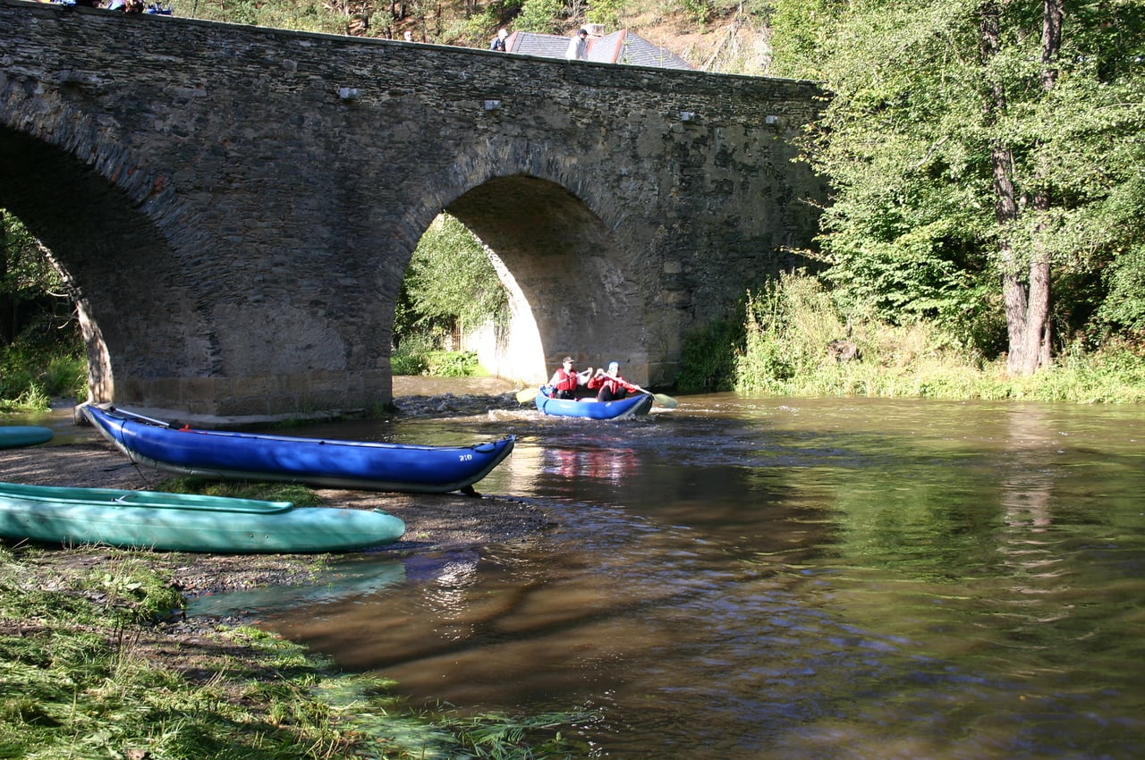 Střela z Rabštejna. S instruktorem nebo sami. Dovoz a půjčovna lodí. Kánoe, rafty, kajaky.