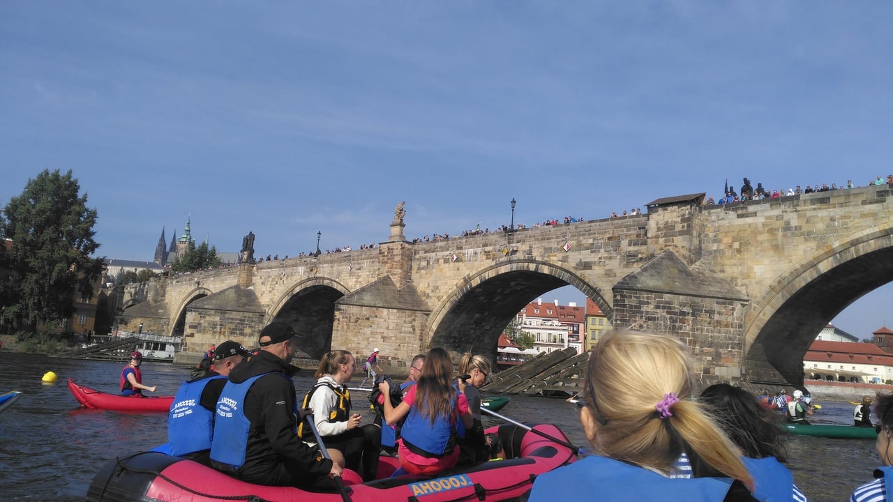 Napříč Prahou přes tři jezy. Dovoz a půjčovna lodí, převoz zavazadel. Kánoe, rafty, kajaky, SUP.